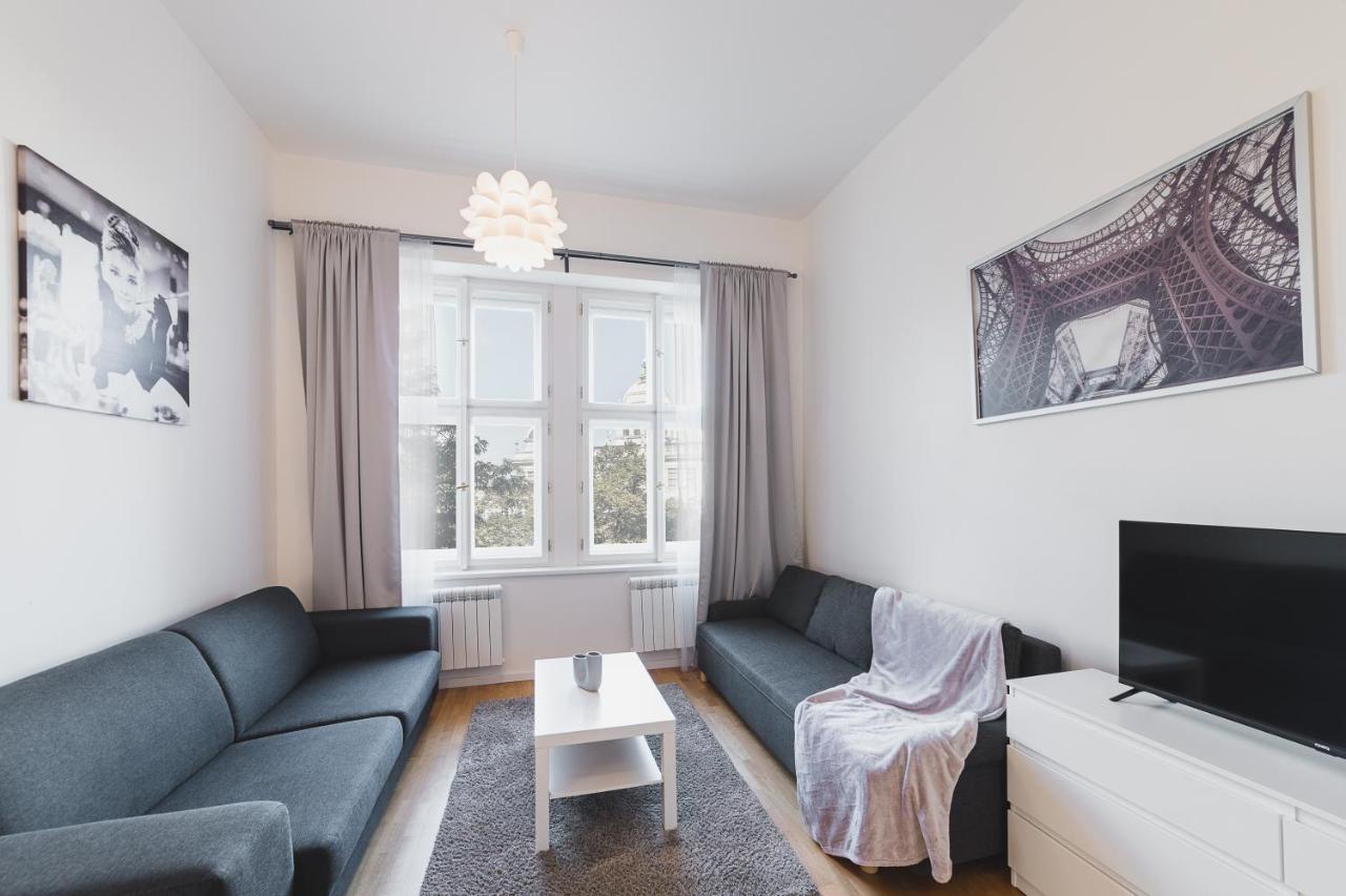 Bellevue Apartment *